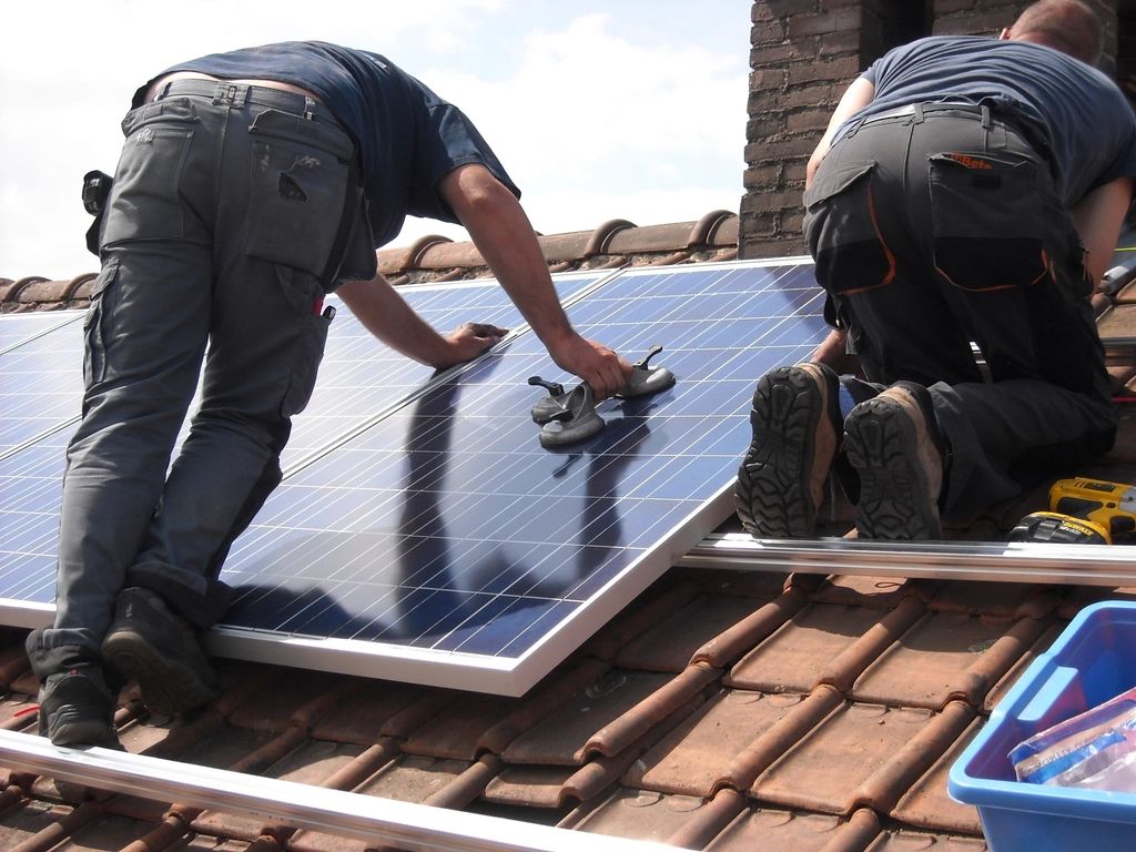 Técnicos instalando un panel solar certificado